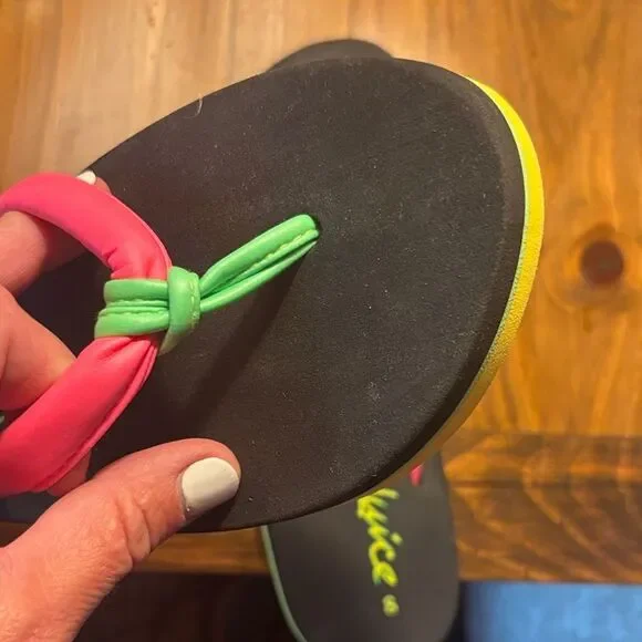 Pure Juice Women's Black and Neon Pink Flip Flops - Picture 8 of 9